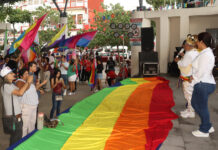 El presidente de la organización 'Una Mano Amiga', Rosemberg López Samayoa, habla previo a la Marcha del Orgullo