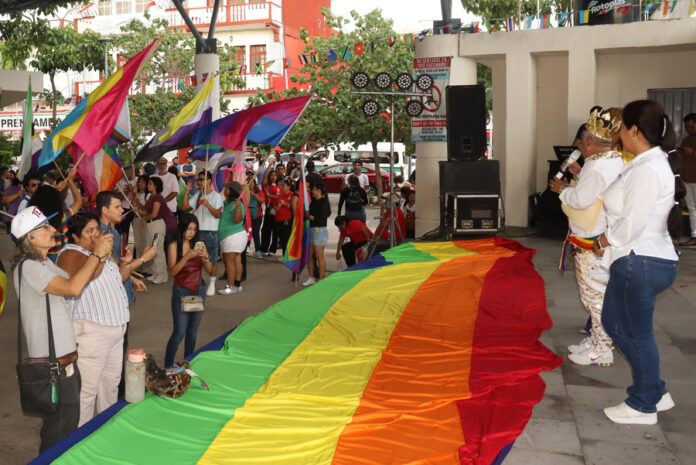 El presidente de la organización 'Una Mano Amiga', Rosemberg López Samayoa, habla previo a la Marcha del Orgullo