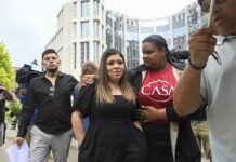 El salvadoreño Ábrego García se declara no culpable en su primera audiencia en EE.UU. Jennifer Vasquez Sura (2-L), wife of Kilmar Abrego Garcia