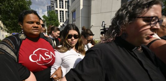 Jennifer Vasquez Sura (C), the wife of Kilmar Armando Abrego