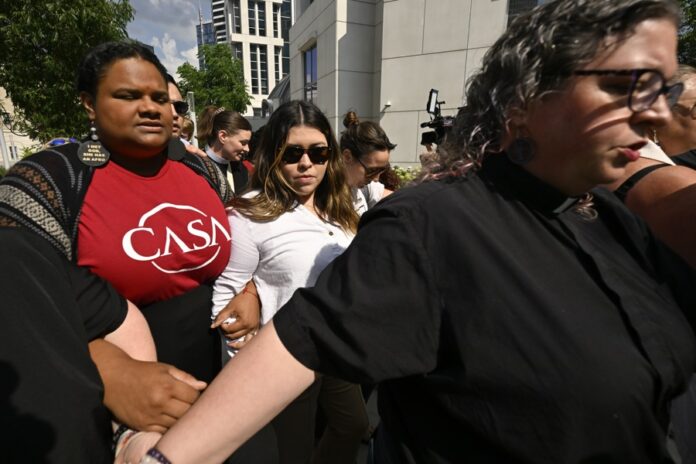 Federal court hearing for Kilmar Armando Abrego Garcia in Nashville Jennifer Vasquez Sura (C), the wife of Kilmar Armando Abrego