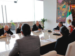 El canciller de México aborda con víctimas de EE.UU. el freno al tráfico de armas Juan Ramón de la Fuente (c), hablando con el activista John Lindsay-Poland