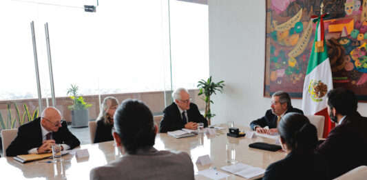 Juan Ramón de la Fuente (c), hablando con el activista John Lindsay-Poland