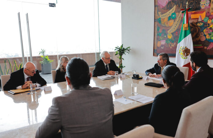 Juan Ramón de la Fuente (c), hablando con el activista John Lindsay-Poland