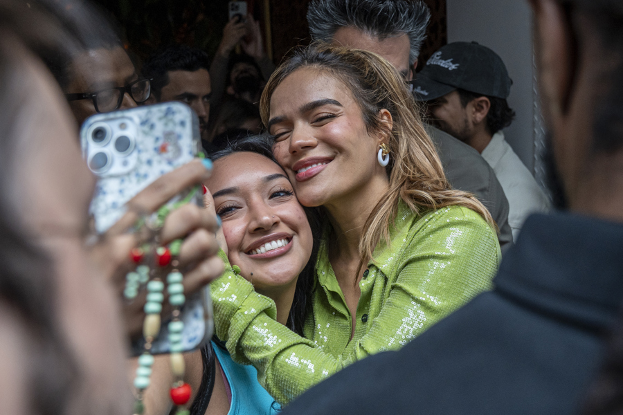 La cantante colombiana Karol G saluda a sus seguidores en la promoción de su nuevo álbum Tropicoqueta