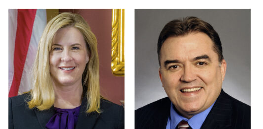La legisladora demócrata Melissa Hortman (izda) y su marido murieron hoy en Minesota