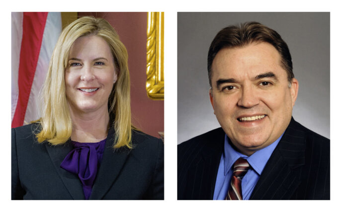 La legisladora demócrata Melissa Hortman (izda) y su marido murieron hoy en Minesota