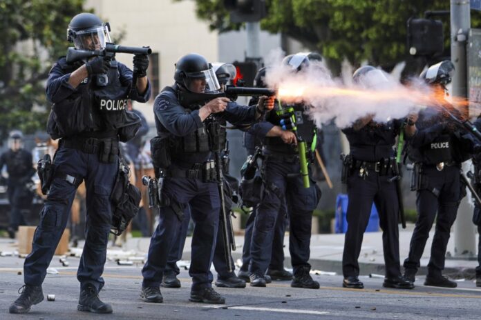 El presidente Trump despliega la Guardia Nacional mientras continúan las protestas contra el ICE en Los Ángeles La policía dispara gases lacrimógenos contra activistas durante las protestas