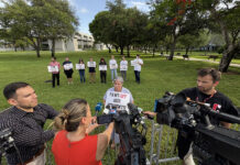 Comunidad educativa protesta contra pacto del ICE con Universidad Internacional de Florida Alumnos y profesores de la Universidad Internacional de Florida