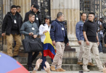 La senadora María Fernanda Cabal (c) sale del congreso a reunirse con seguidores durante la "Marcha del silencio"