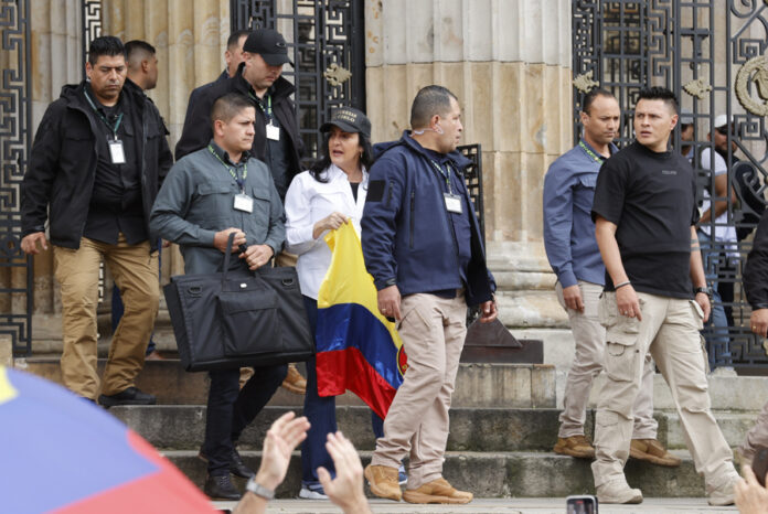 La senadora María Fernanda Cabal (c) sale del congreso a reunirse con seguidores durante la 