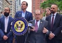 Los congresistas demócratas Jerrold Nadler (2d) y Dan Goldman (2i), participan en una rueda de prensa