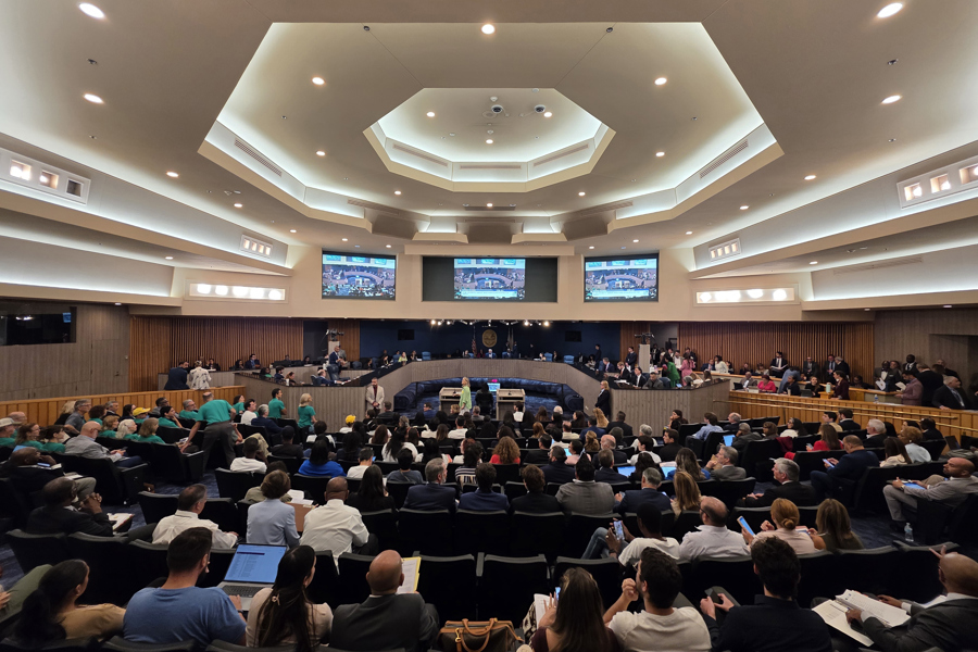 Personas asisten a la reunión de los comisionados de Miami-Dade.