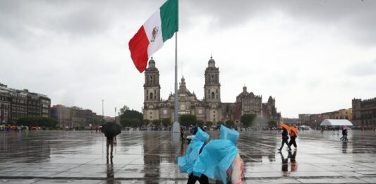 Las fuertes lluvias activan la alerta roja en la Ciudad de México y provocan inundaciones
