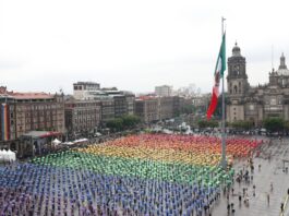 Miles de mexicanos hacen de la bandera LGTBI un monumento dedicado a la diversidad