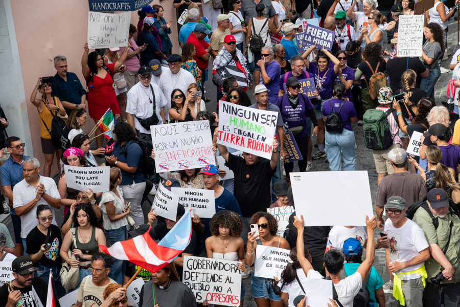 Personas participan en una manifestación en defensa de la comunidad migrante este sábado, en San Juan