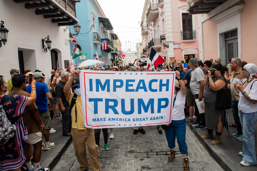 Personas participan en una manifestaci&oacute;n en defensa de la comunidad migrante este s&aacute;bado, en San Juan