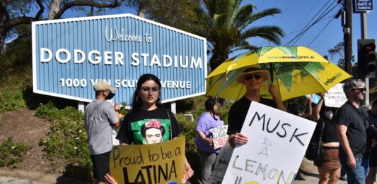 reclama el silencio de los Dodgers durante una manifestación