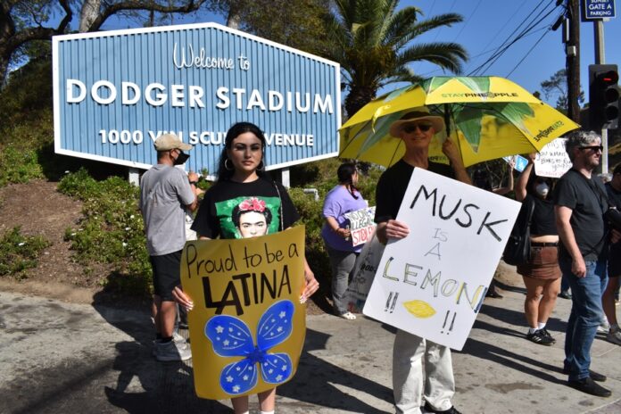 reclama el silencio de los Dodgers durante una manifestación