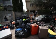 Residentes recogen sus pertenencias tras un ataque
