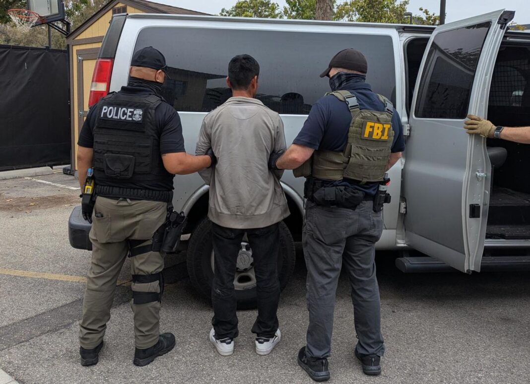 Redadas migratorias llegan al campo californiano con agentes correteando a trabajadores Redadas