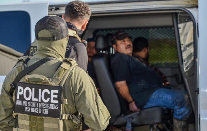 ICE detiene a 84 migrantes, incluyendo