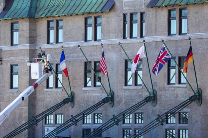 Canadá intenta impulsar en el G7 la estabilidad global en un mundo dominado por Trump banderas de los países de los ministros de Exteriores del G7