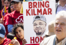 cartel con la imagen de Kilmar Ábrego García,