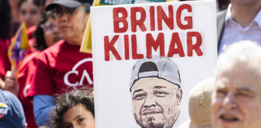cartel con la imagen de Kilmar Ábrego García,