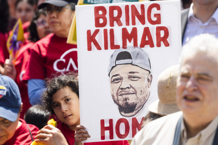 El Gobierno Trump apela la orden de liberación del salvadoreño Kilmar Ábrego García cartel con la imagen de Kilmar Ábrego García,