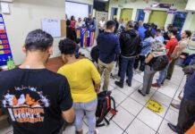 Asociaciones de migrantes alertan que fin de 'parole' humanitario debilitará economía de EE.UU.
