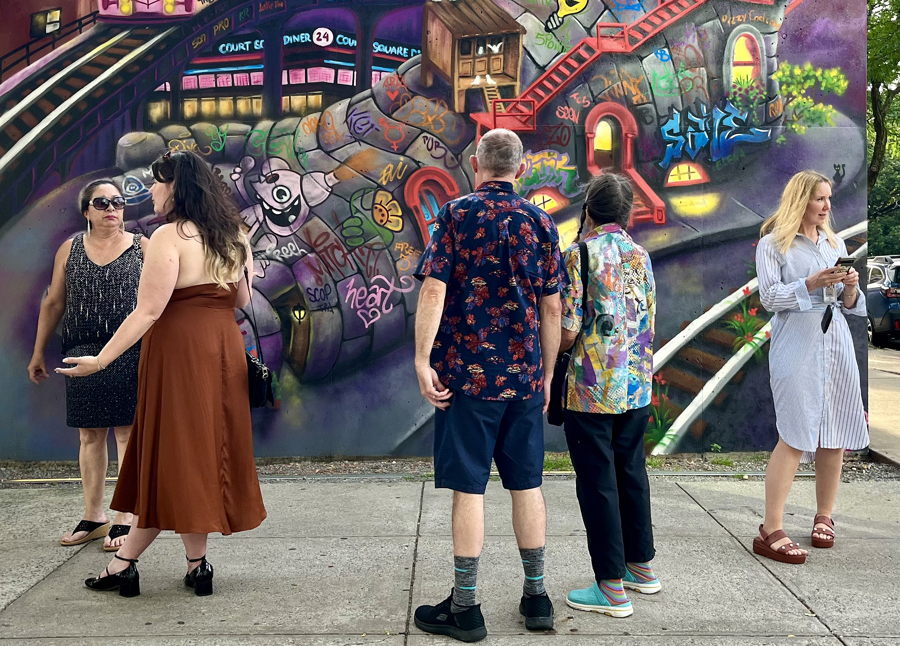 La grafitera estadounidense de origen ecuatoriano Lady Pink presenta mural en Nueva York