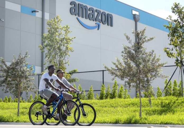 La empresa Zoox de Amazon inaugura una planta en California para producir robotaxis Amazon