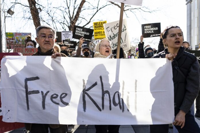 Juez de EE.UU. ordena libertad bajo fianza del palestino Mahmoud Khalil, preso desde marzo personas durante una manifestación en apoyo a Mahmoud Khalil