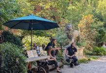 Un 62 % de los neoyorquinos no genera lo suficiente para vivir en la ciudad Nueva York salva un jardín urbano amenazado por plan de viviendas tras la presión vecinal