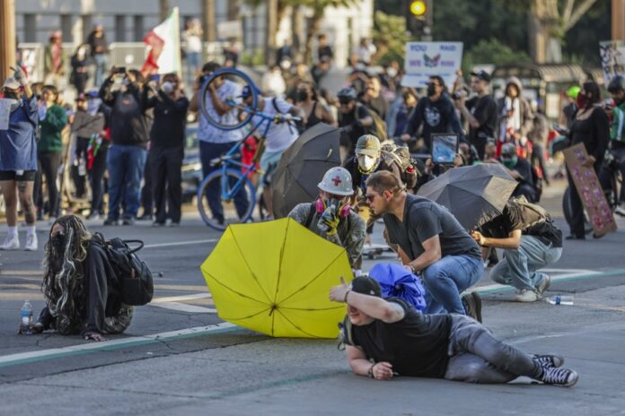 National Guard deployed by President Trump as anti-ICE protests continue in Los Angeles protestas de Los Ángeles