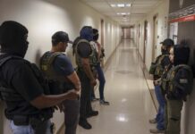 ICE realiza redada en Nueva York y apunta con armas a una mujer y sus hijos agentes federales