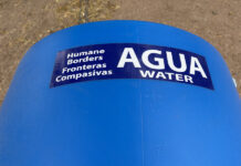 un barril de agua en una de las primeras estaciones de agua de la agrupación ciudadana Fronteras Compasivas