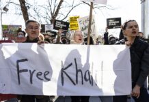 personas durante una manifestación en apoyo a Mahmoud Khalil