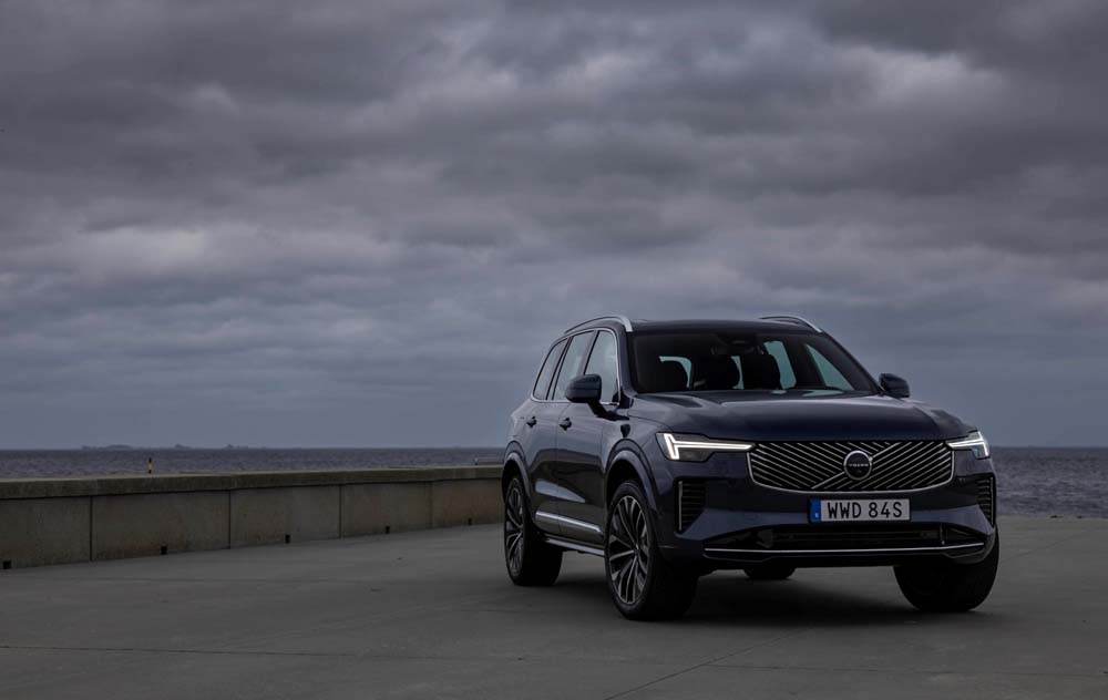 New Volvo XC90 B5 - dynamic