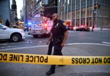 Agentes de policía de Nueva York responden a un incidente con un tirador activo en el centro de la ciudad