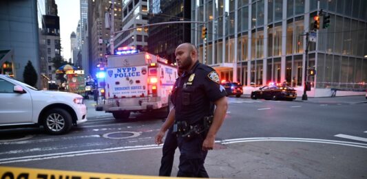 Agentes de policía de Nueva York responden a un incidente con un tirador activo en el centro de la ciudad