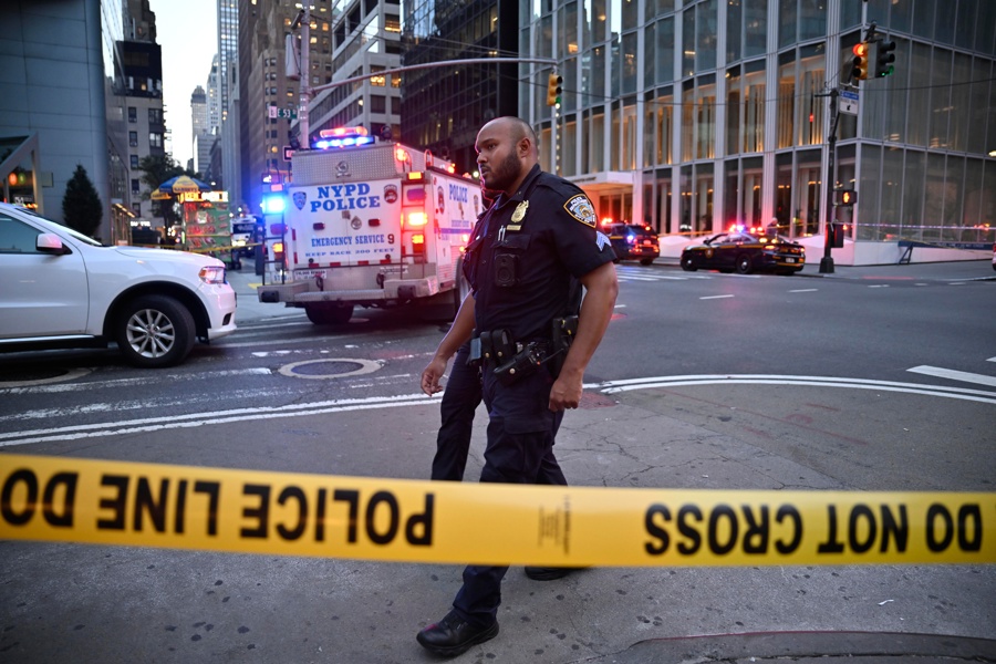 Agentes de policía de Nueva York responden a un incidente con un tirador activo en el centro de la ciudad Agentes de policía de Nueva York responden a un incidente con un tirador activo en el centro de la ciudad
