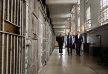 Autoridades federales visitan Alcatraz tras la luz verde a su reapertura en California Doug Burgum (c), donde aparece caminando junto a la fiscal general, Pam Bondi