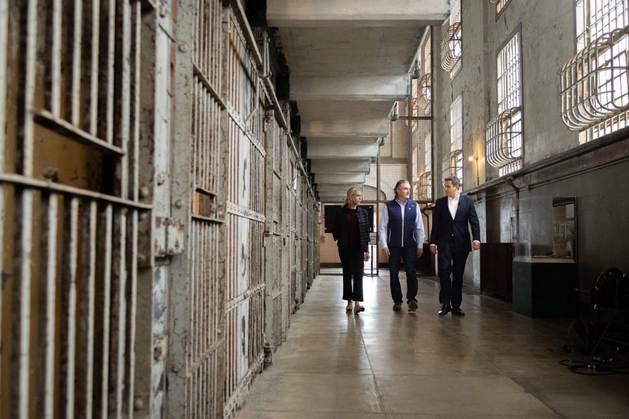 Autoridades federales visitan Alcatraz tras la luz verde a su reapertura en California Doug Burgum (c), donde aparece caminando junto a la fiscal general, Pam Bondi