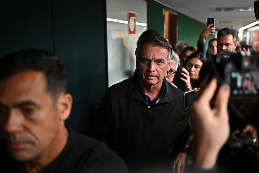 Expresidente de Brasil Jair Bolsonaro sale de reunión con congresistas de la oposición