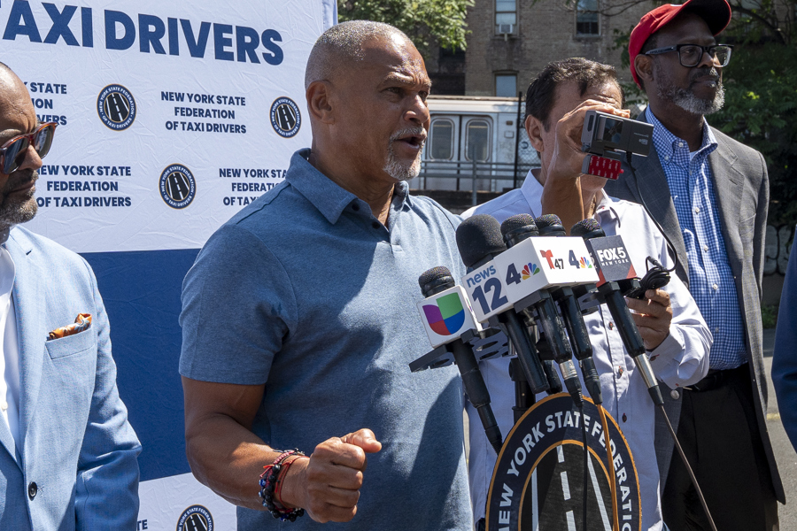 El portavoz de la Federaci&oacute;n de Taxistas del Estado de Nueva York, Fernando Mateo