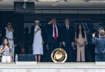 El presidente de Estados Unidos, Donald Trump (c); la primera dama, Melania Trump (c-i); el presidente de la FIFA, Gianni Infantino