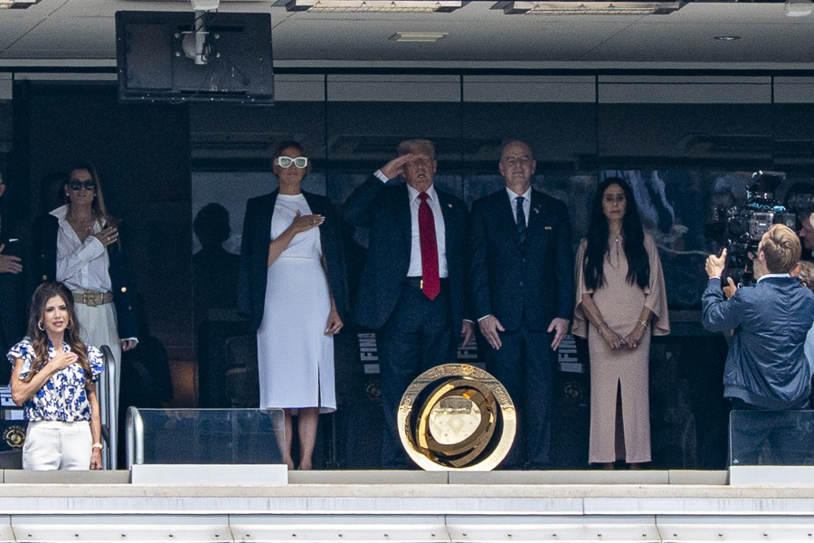 Mundial de Clubes: Chelsea - París Saint-Germain El presidente de Estados Unidos, Donald Trump (c); la primera dama, Melania Trump (c-i); el presidente de la FIFA, Gianni Infantino