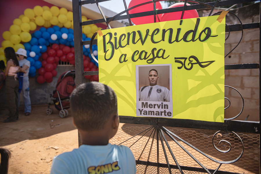 Familiares de Mervin Yamarte esperan su llegada luego de ser liberado del CECOT